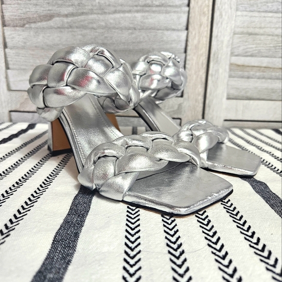NEW Marc Fisher LTD Hammy Silver Metallic Sandal Size 7 - Picture 1 of 9